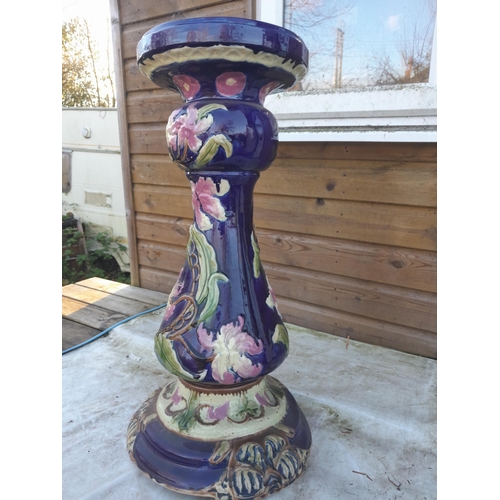 231 - Large and heavy late 19th century majolica vase and pedestal stand in good order apart from chip to ... 