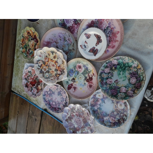 238 - Assorted collectors plates by various makers