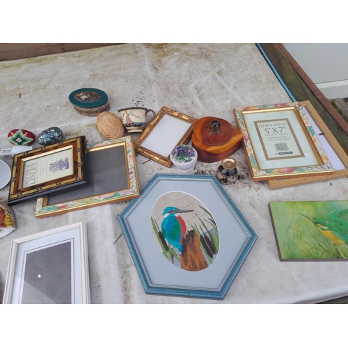 249 - Prints and frames and small ornaments