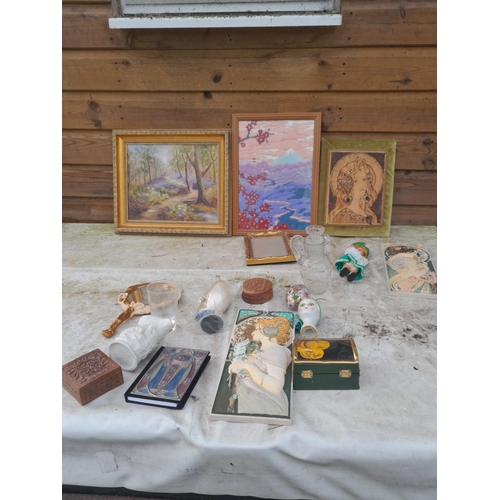 252 - Prints, resin ornaments and wall plaques etc.