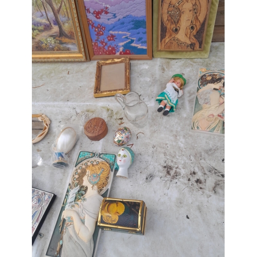 252 - Prints, resin ornaments and wall plaques etc.