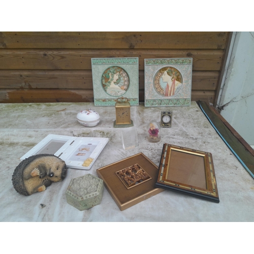 390 - Resin wall plaques, mantle clocks and frames etc.