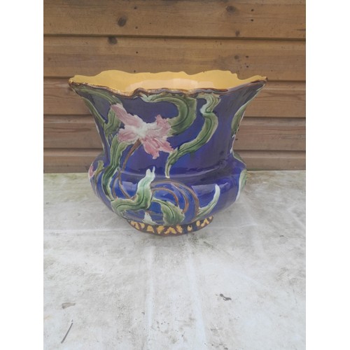 231 - Large and heavy late 19th century majolica vase and pedestal stand in good order apart from chip to ... 