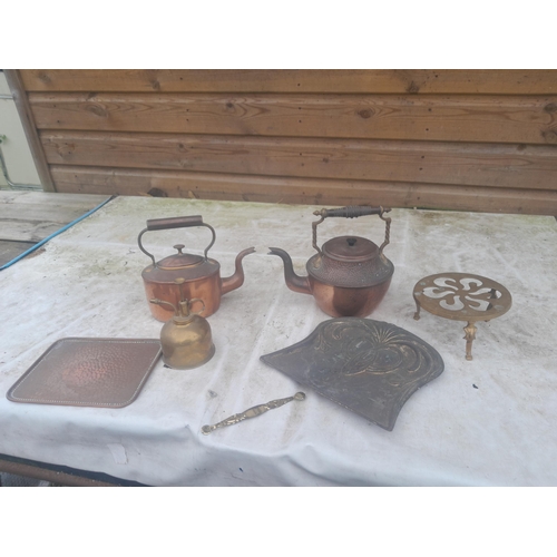 522 - Assorted late 19th century and early 20th century brass and copper including 2 x copper kettles, bra... 