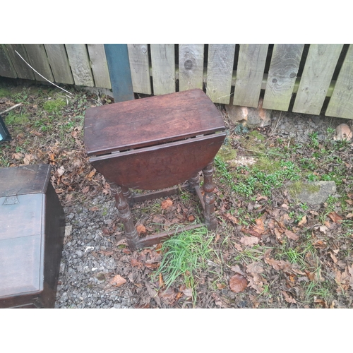 562 - Early 19th century oak side lap table of small proportion 50 cms x 57 cms x 88 cms leaves out