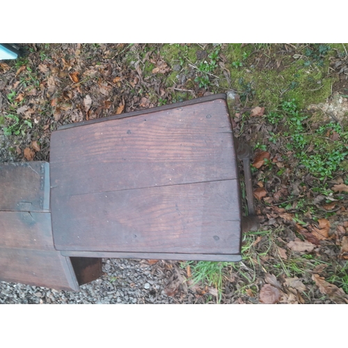 562 - Early 19th century oak side lap table of small proportion 50 cms x 57 cms x 88 cms leaves out