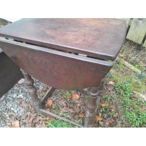 562 - Early 19th century oak side lap table of small proportion 50 cms x 57 cms x 88 cms leaves out