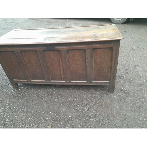 565 - Very large and heavy oak 18th century panel coffer / blanket box with some restoration 160 cms x 75 ... 