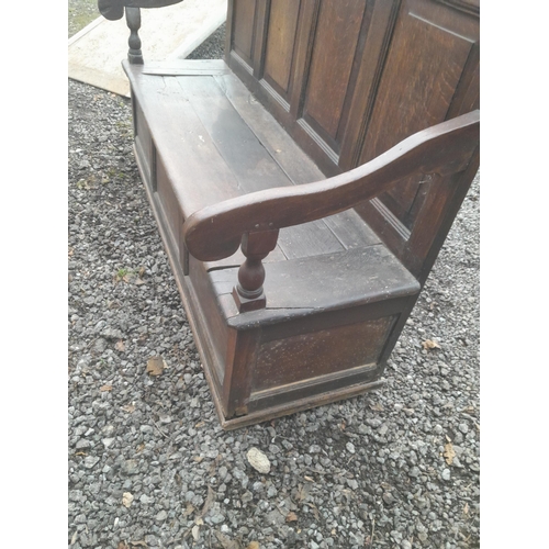 566 - Mid 19th century oak monks bench / settle, note active worm in panel for restoration 155 cms x 105 c... 