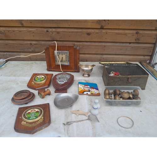 578 - Box of oddments : plated sugar bowl, Smith electric mantle clock etc.