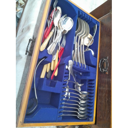 762 - Vintage canteen of plated cutlery with one silver salt spoon