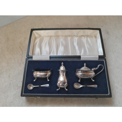 75 - Solid silver table condiment set with blue glass liners London 1977 A Chick and Sons 124 g