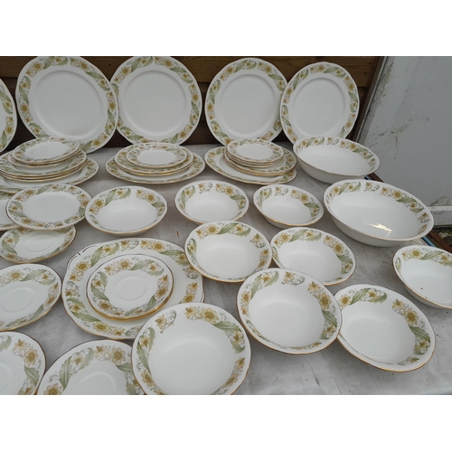 168 - Duchess dinner and teaware, note tea cups in separate photograph