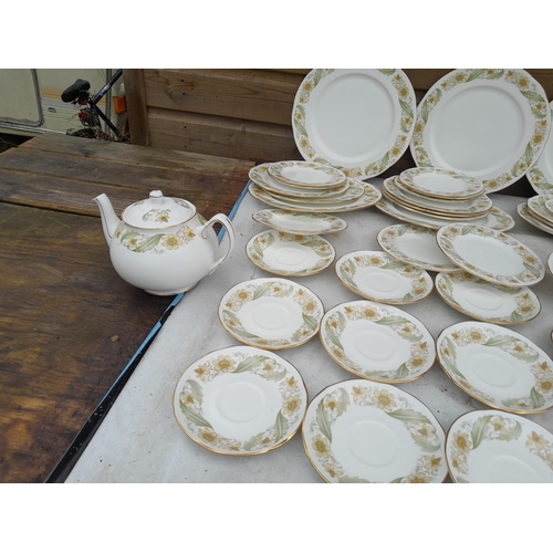 168 - Duchess dinner and teaware, note tea cups in separate photograph