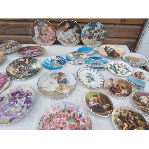 251 - Random collection of Franklin Mint collectors wall plates, some with hangers a few with certs. no bo... 