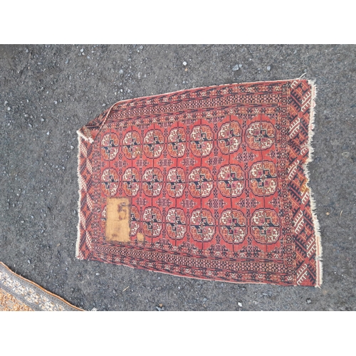 283 - A fine quality antique Persian rug, tightly hand woven with restoration 88 cms x 122 cms