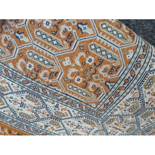 284 - A good quality early 20th century tightly hand woven Persian rug 90 cms x 167 cms