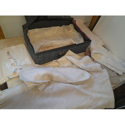 352 - Small suitcase of vintage linen and lace : table cloth, place mats, etc.