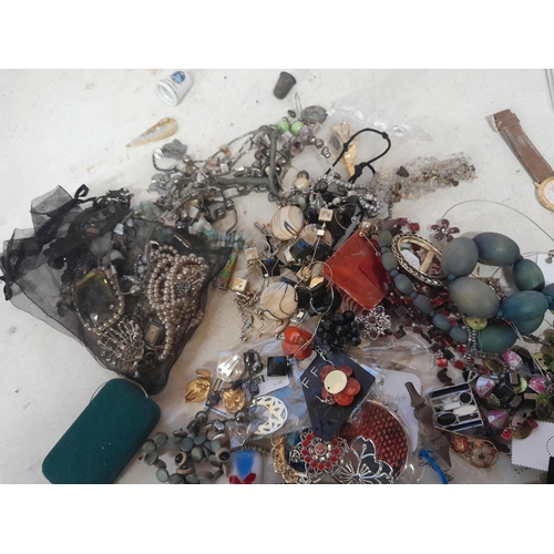 97 - Quantity of costume jewellery, buttons et.