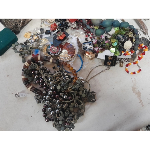 97 - Quantity of costume jewellery, buttons et.