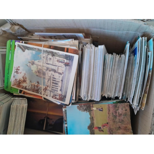 112 - Approx 6g of assorted postcards from 20th century, coloured, black and white, multithematic collecti... 