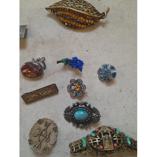 191 - Assorted costume jewellery, brooches, Egyptianesque Deco brooch set with turquoise, hardstone , Arts... 