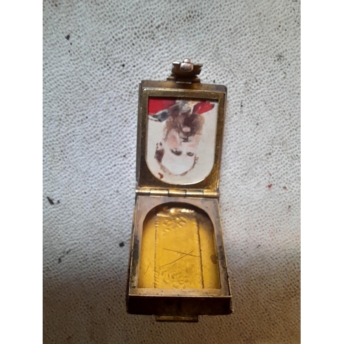 249 - 9 ct gold front and back photograph locket modelled as a book with 2 x links gross weight 6.6 g