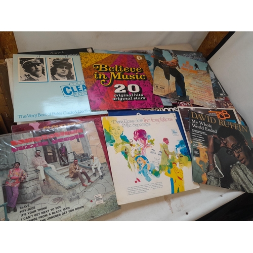 208 - Various vinyl record albums, focussing on Soul from the 1960s : Temptations : Puzzle People, Cloud N... 