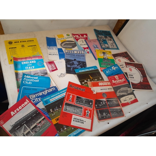 218 - Approx 9 kg of football programmes from 1960s onwards, mixed clubs focussing on Millwall, Cup Final ... 