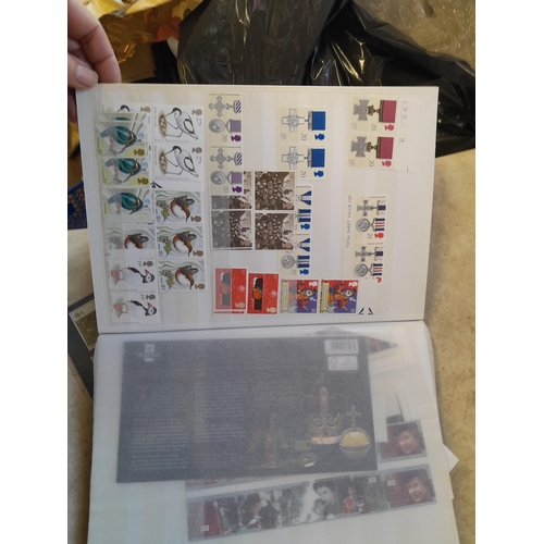 236 - Stamps : stockbook of mint, unused and a few used stamps, mainly GB, Christmas stamps in packets and... 