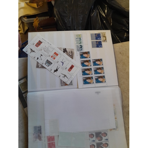 236 - Stamps : stockbook of mint, unused and a few used stamps, mainly GB, Christmas stamps in packets and... 