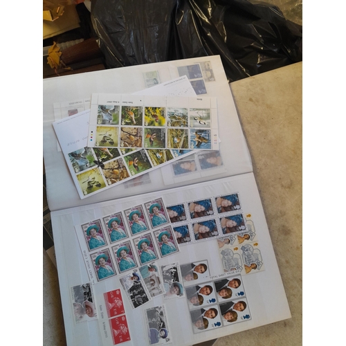 236 - Stamps : stockbook of mint, unused and a few used stamps, mainly GB, Christmas stamps in packets and... 
