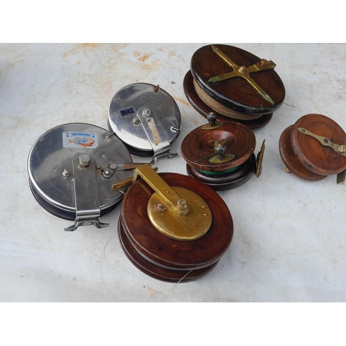 75 - Vintage fishing reels : non maker wood and brass salmon and boat reels, 2 x Alvey bakelite reels