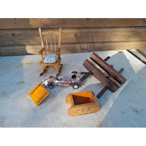 23 - Box of oddments : vintage moulding plane and wooden ware