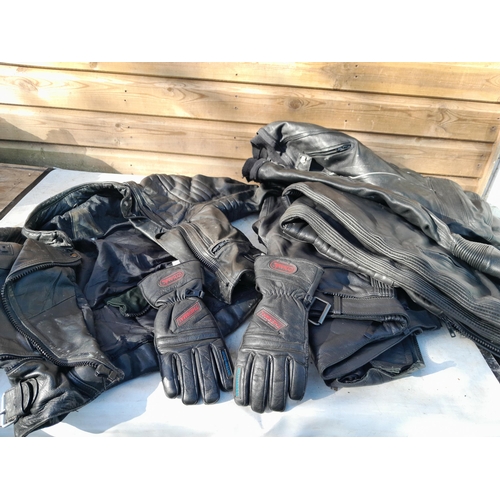 34 - Modern motorbike leathers size 14