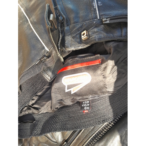 34 - Modern motorbike leathers size 14