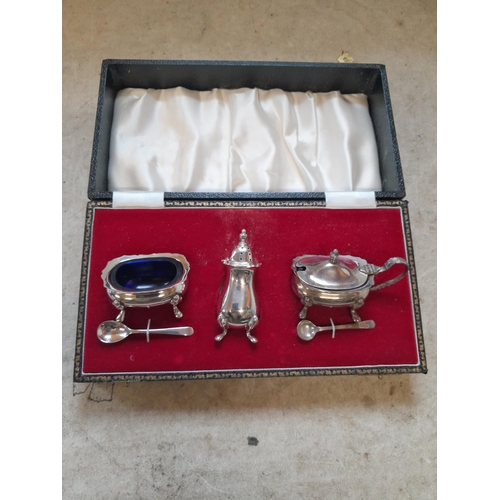 78 - Silver table salt cruet set with blue glass liners  in box of issue Birm 1970 John Rose 125 g