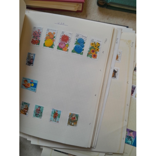 134 - Stamps of USA in three folders 1000 plus stamps mint unused and used, only a small sample photograph... 