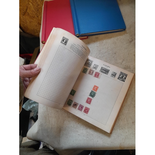 167 - Approx 11 kg of stamps : on paper, on sheets, on  printed pages, loose, albums, partially and sparse... 