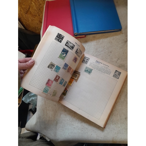 167 - Approx 11 kg of stamps : on paper, on sheets, on  printed pages, loose, albums, partially and sparse... 