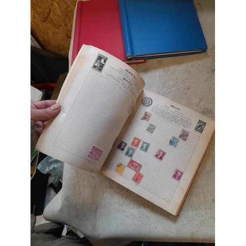 167 - Approx 11 kg of stamps : on paper, on sheets, on  printed pages, loose, albums, partially and sparse... 