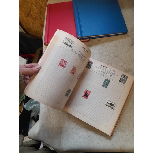 167 - Approx 11 kg of stamps : on paper, on sheets, on  printed pages, loose, albums, partially and sparse... 