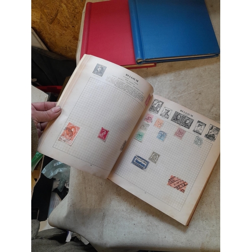 167 - Approx 11 kg of stamps : on paper, on sheets, on  printed pages, loose, albums, partially and sparse... 