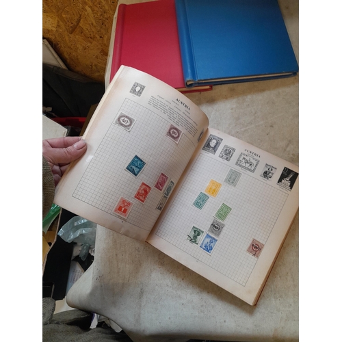 167 - Approx 11 kg of stamps : on paper, on sheets, on  printed pages, loose, albums, partially and sparse... 