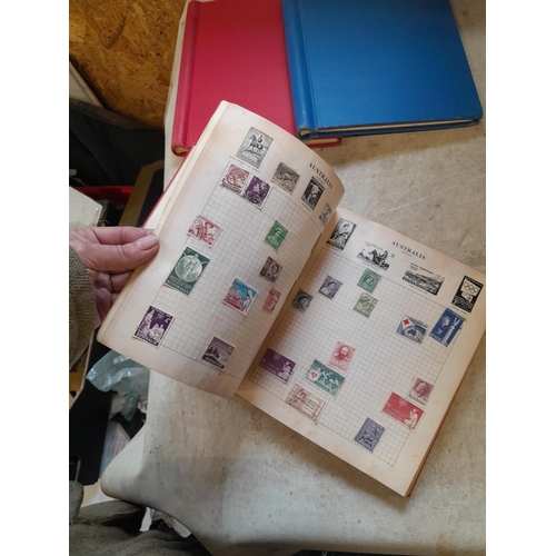 167 - Approx 11 kg of stamps : on paper, on sheets, on  printed pages, loose, albums, partially and sparse... 