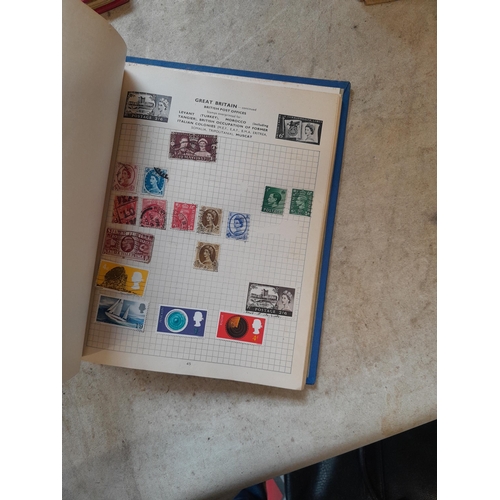 167 - Approx 11 kg of stamps : on paper, on sheets, on  printed pages, loose, albums, partially and sparse... 