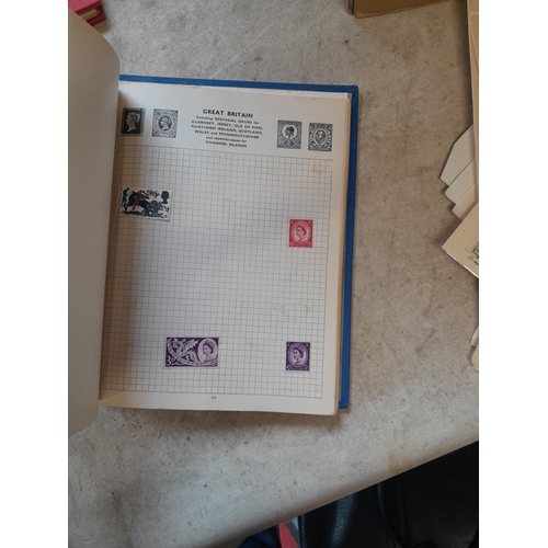 167 - Approx 11 kg of stamps : on paper, on sheets, on  printed pages, loose, albums, partially and sparse... 