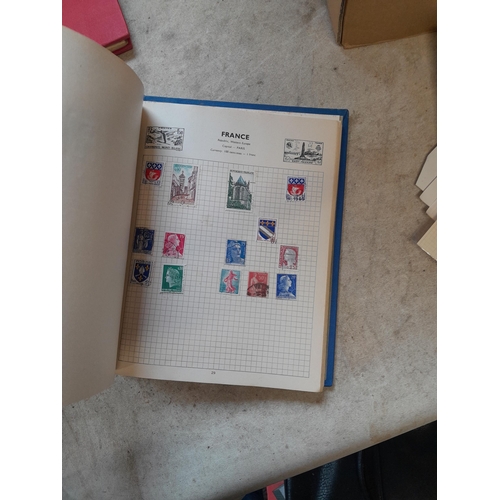 167 - Approx 11 kg of stamps : on paper, on sheets, on  printed pages, loose, albums, partially and sparse... 