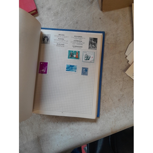 167 - Approx 11 kg of stamps : on paper, on sheets, on  printed pages, loose, albums, partially and sparse... 