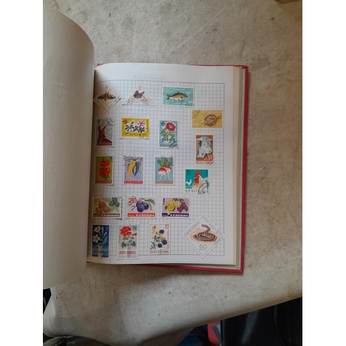 167 - Approx 11 kg of stamps : on paper, on sheets, on  printed pages, loose, albums, partially and sparse... 